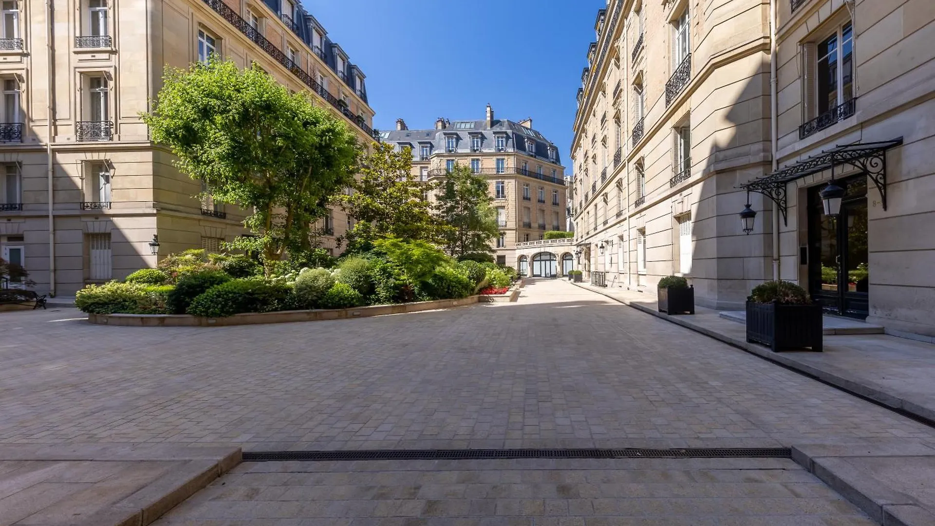 Avenue Montaigne - Champs Elysees *