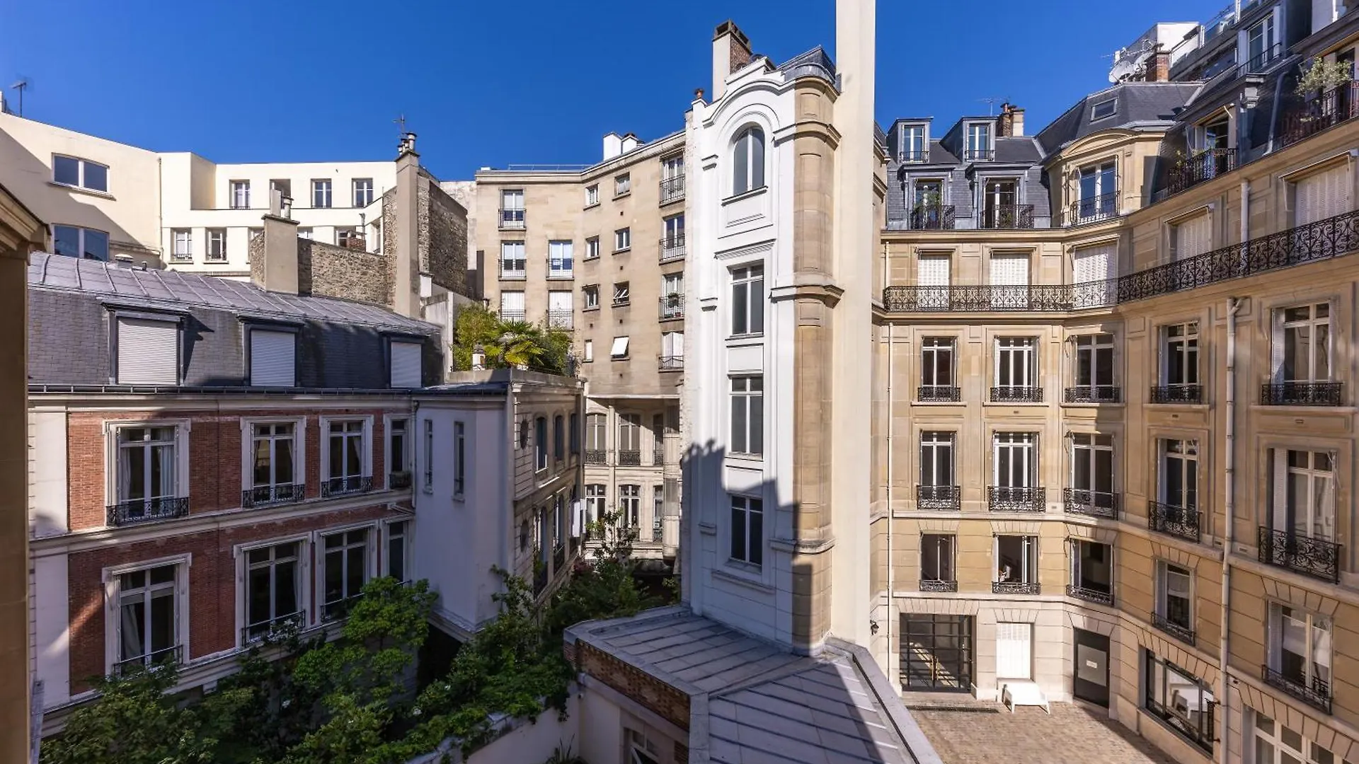 Avenue Montaigne - Champs Elysees *