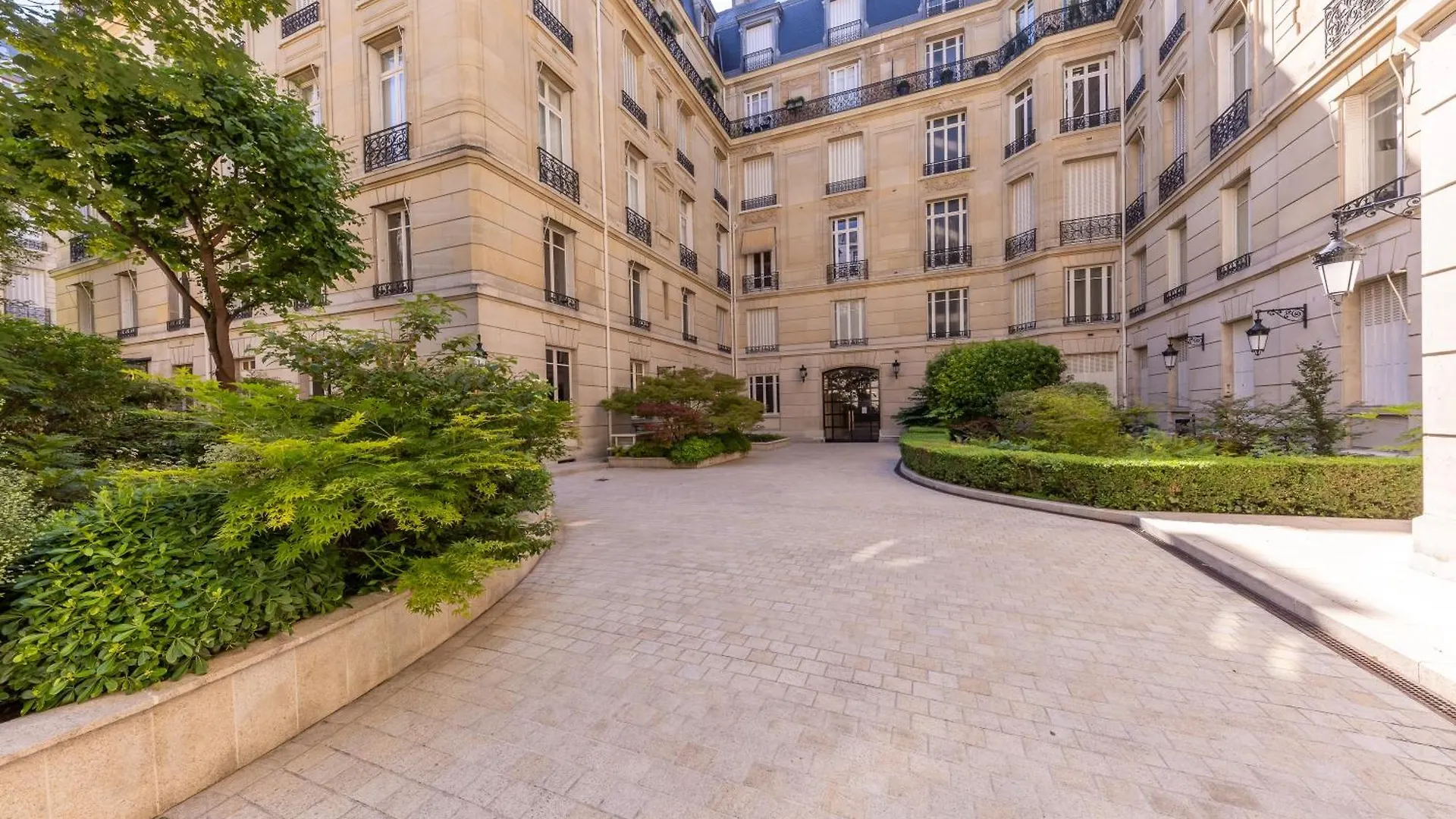 Avenue Montaigne - Champs Elysees *