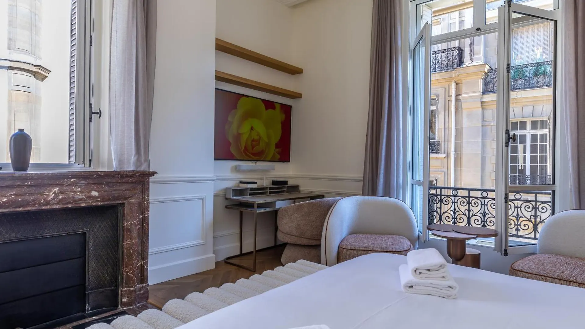 Avenue Montaigne - Champs Elysees *
